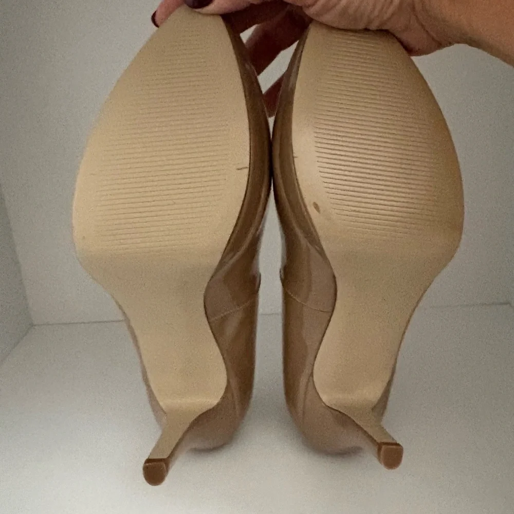 Nine West Women’s Beige Patent Leather Pumps Size 8 – Like New